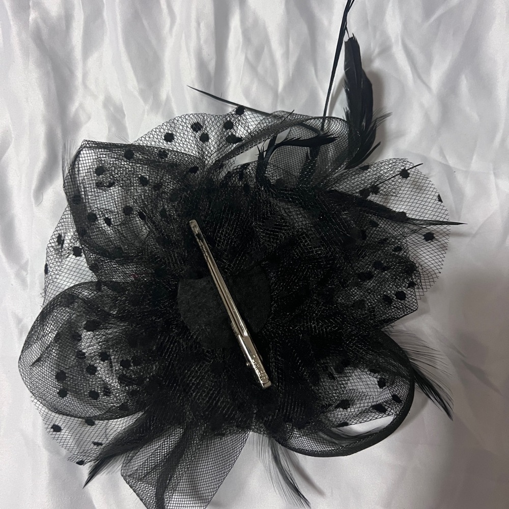 Black Feathered Fascinator Headpiece - Elegant Women’s Hair Accessory - Picture 5 of 5